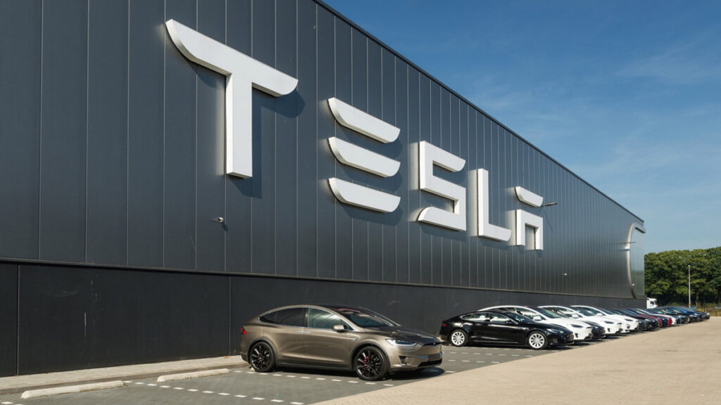 tesla-1024x576 Elon Musk: O Visionário que Redefiniu os Limites da Tecnologia e Fortuna